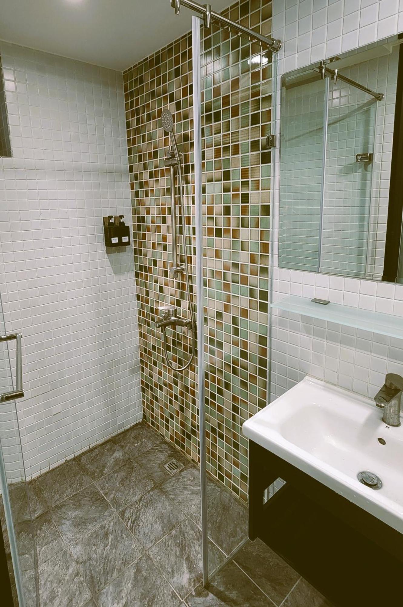 定春行旅 Haru Guesthouse Tainan Extérieur photo